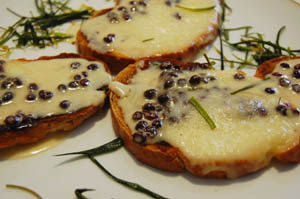 Torta de la Serena en pan de pueblo y caviar de Castilla